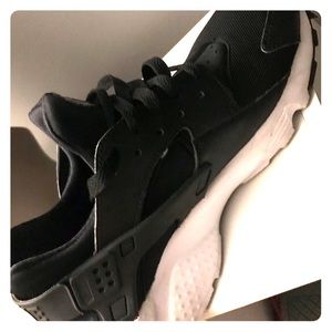 Black and white huaraches